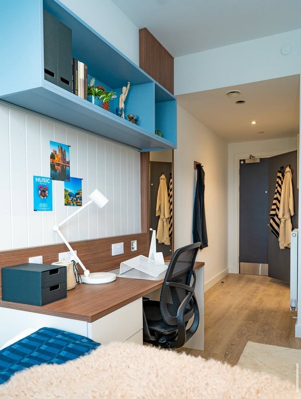 Room Fairlawn Avenue in Bristol