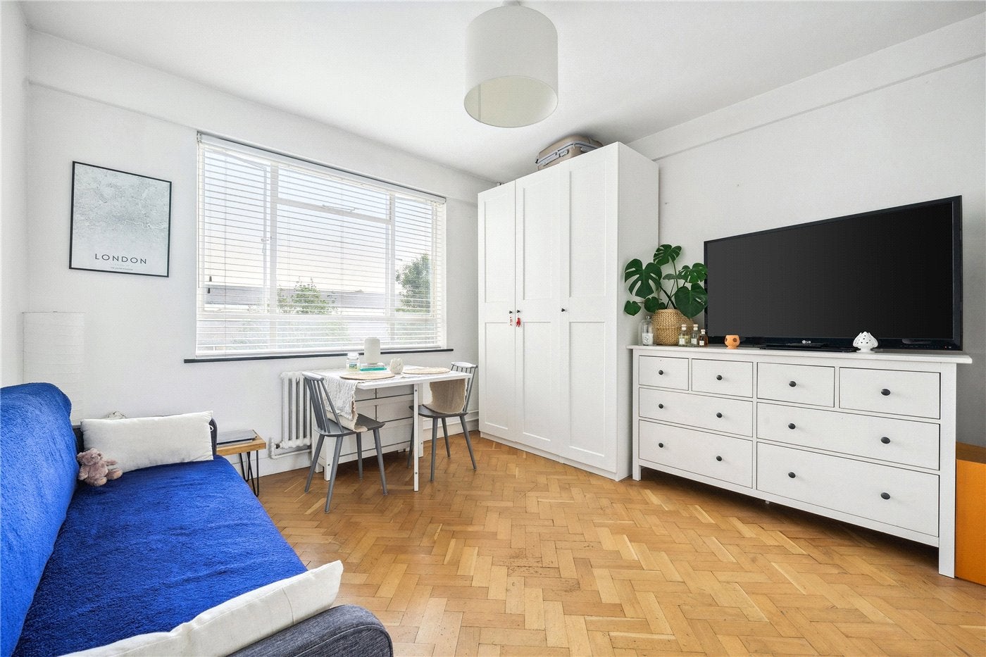 Flat Christchurch Road in Greater London