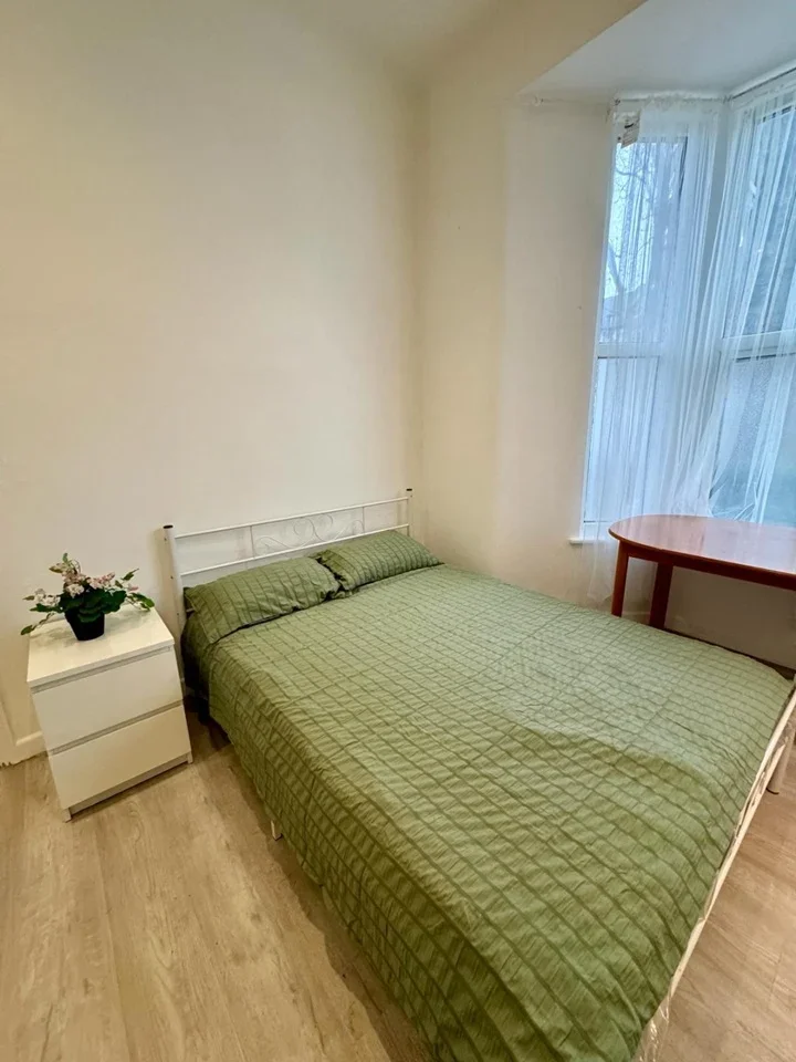 Flat Barking Road in Greater London