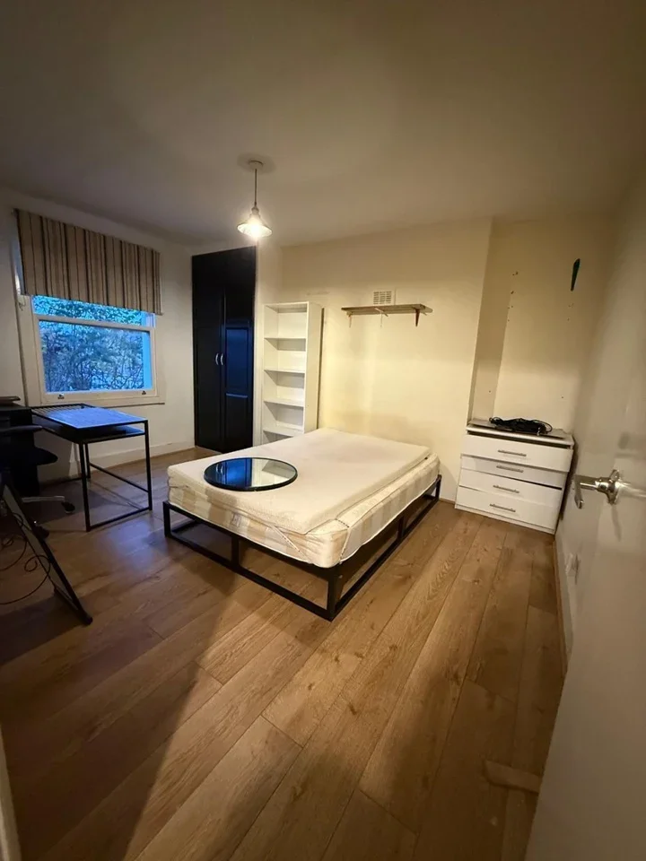 Flat Coldharbour Lane in Greater London