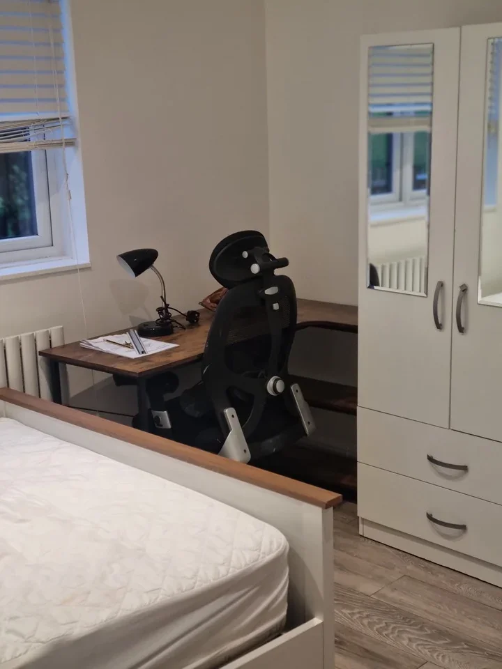 Room Woodhouse Road in Greater London