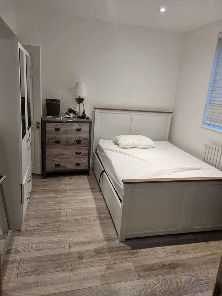 Room Woodhouse Road in Greater London