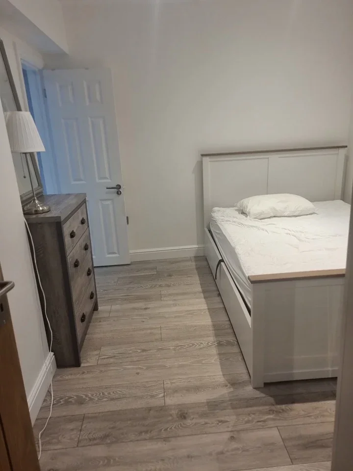 Room Woodhouse Road in Greater London