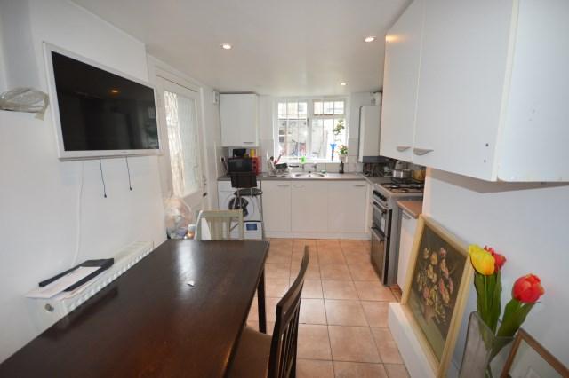 Room Devonport Road in Greater London