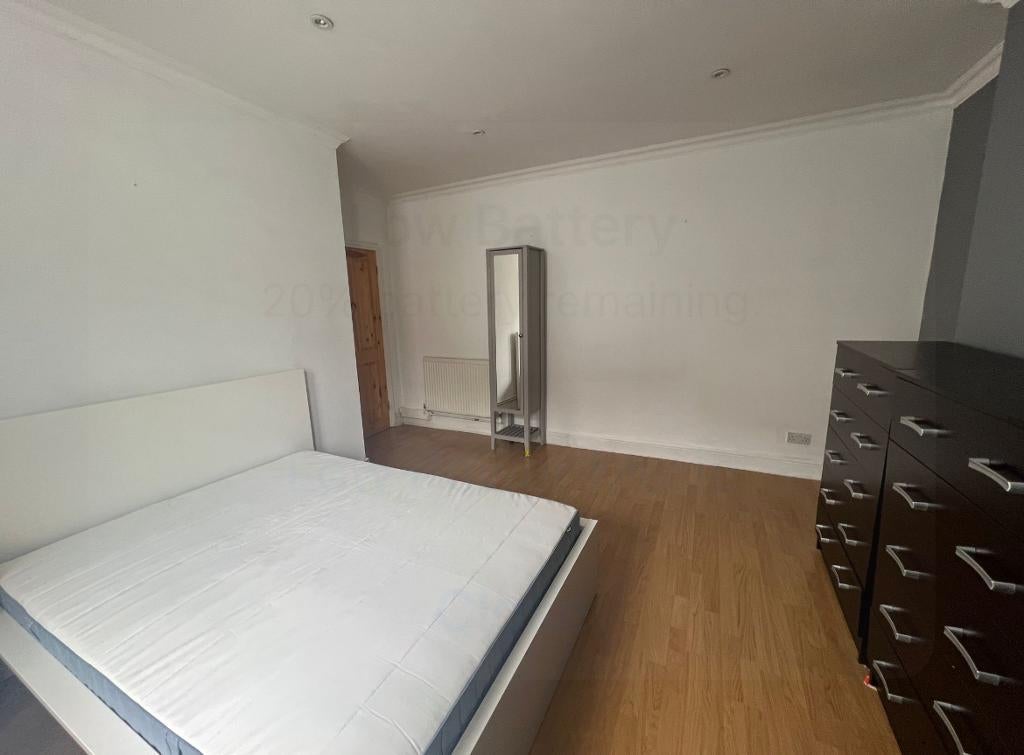 Room Devonport Road in Greater London