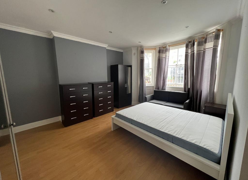 Room Devonport Road in Greater London