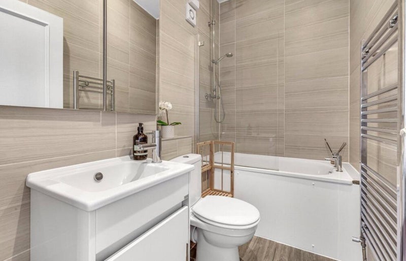 Flat Ifield Road in Greater London