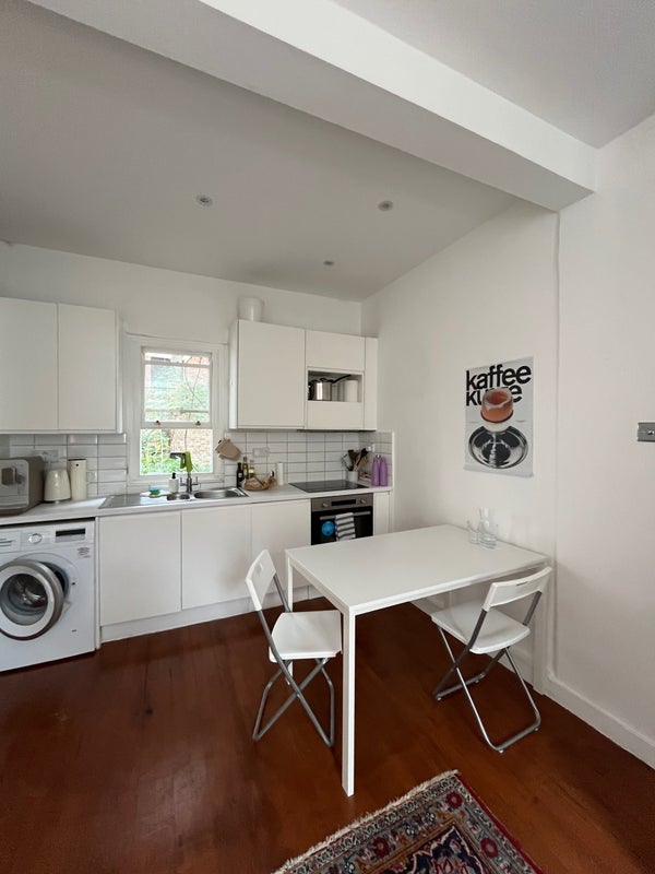 Flat Ifield Road in Greater London