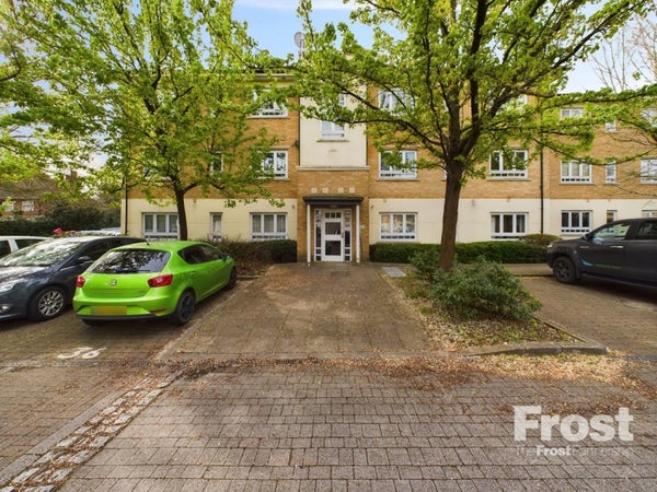 Flat Ashford Road in London