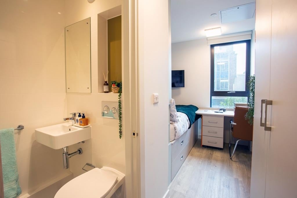 Room Alexandra Road in Swansea