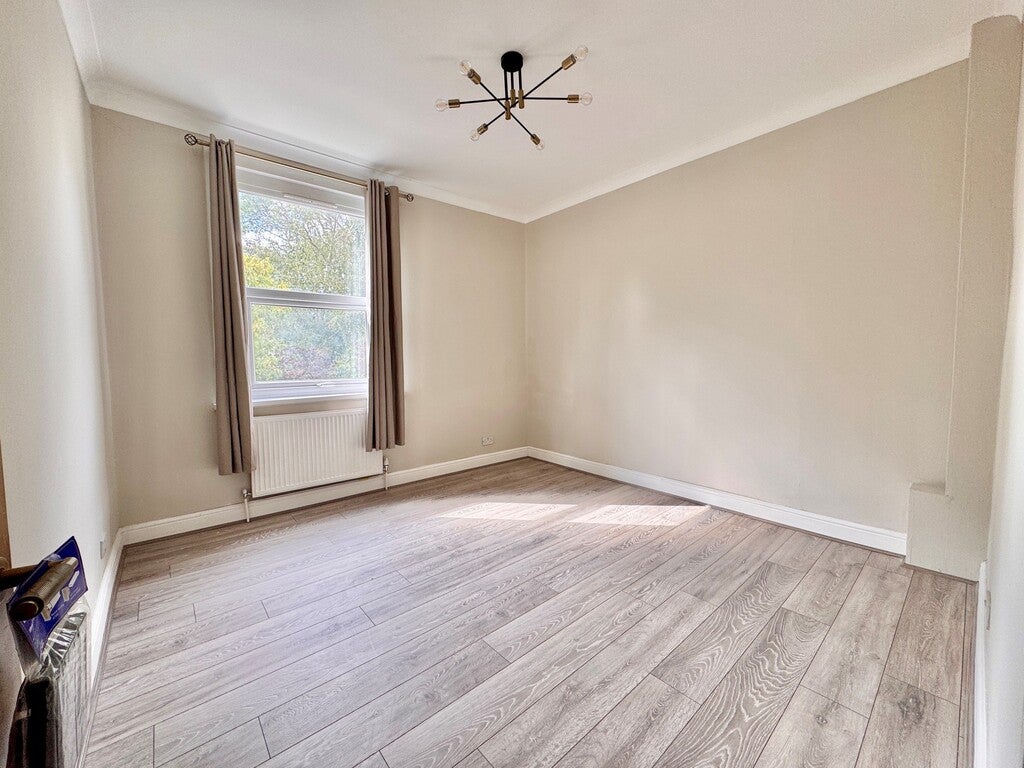 Flat Myddleton Road in Greater London