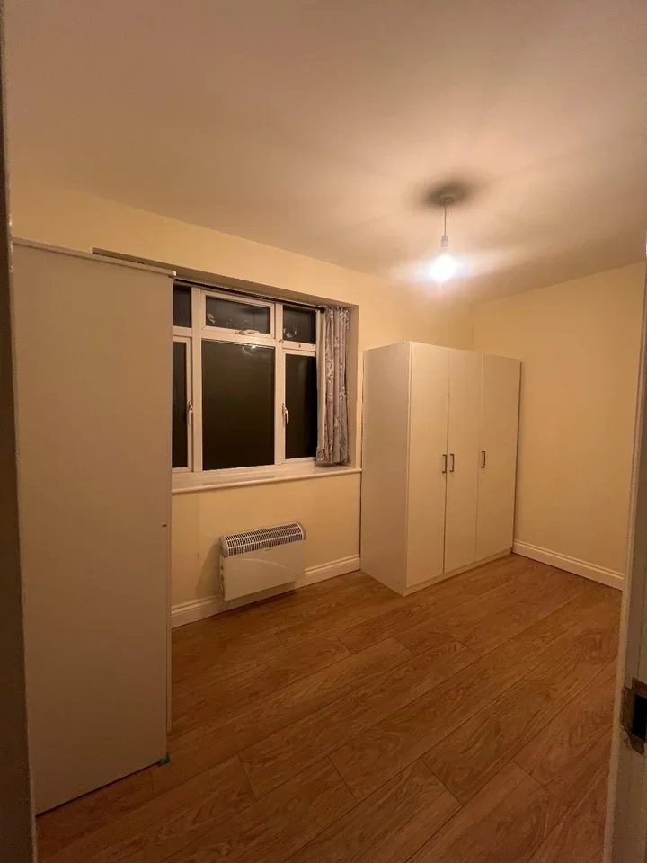 Flat Hendon Way in Greater London
