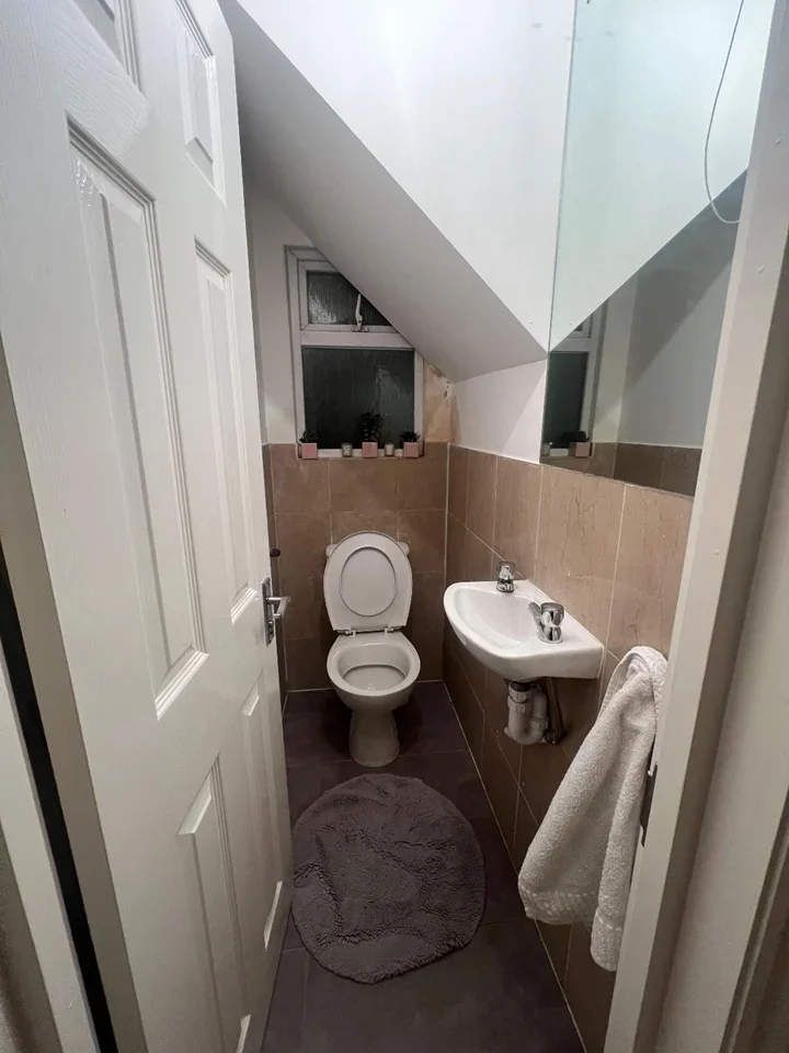 Flat Hendon Way in Greater London