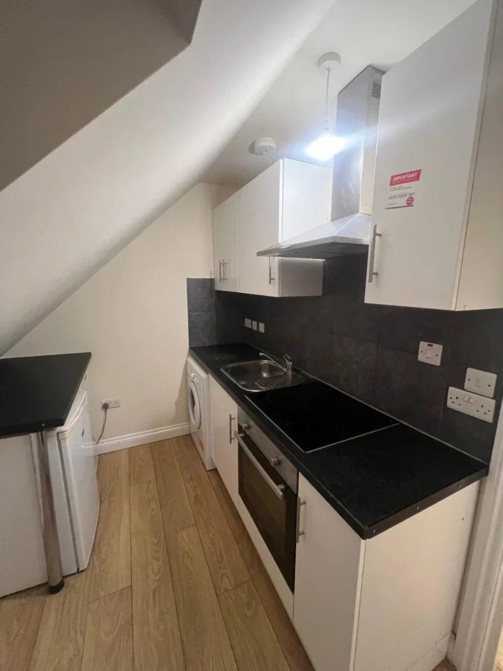 Flat Hendon Way in Greater London