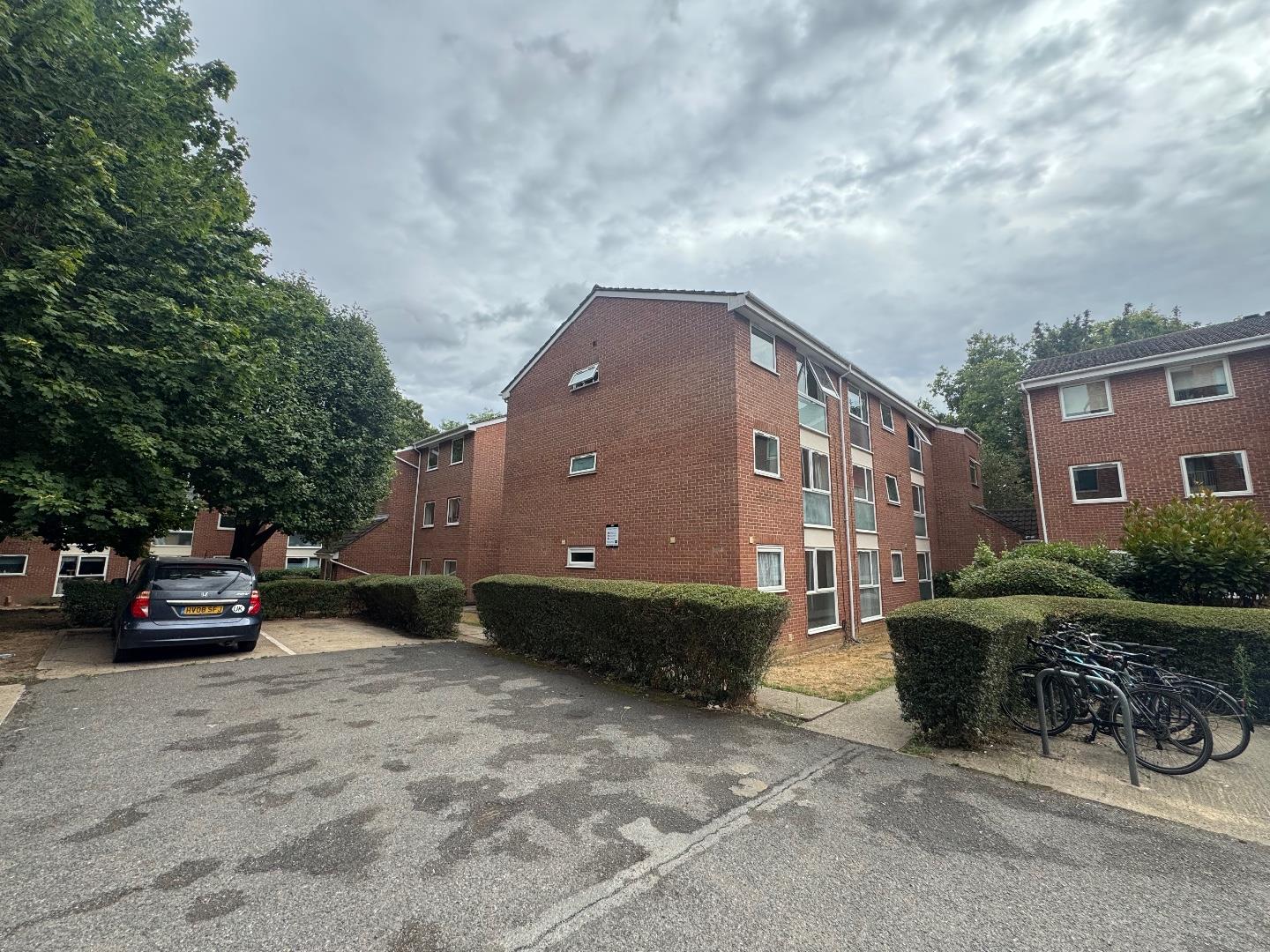 Flat Bollo Bridge Road in Greater London