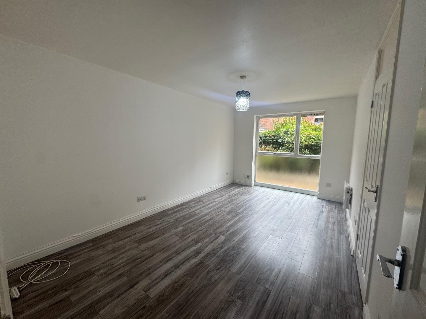 Flat Bollo Bridge Road in Greater London