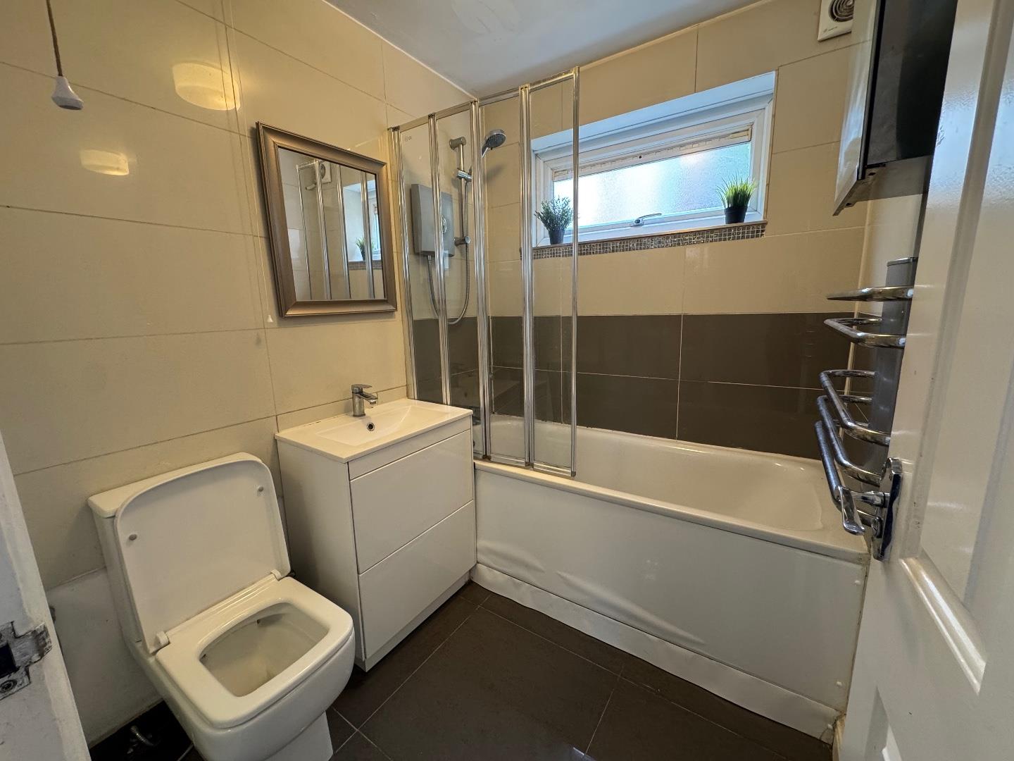 Flat Bollo Bridge Road in Greater London