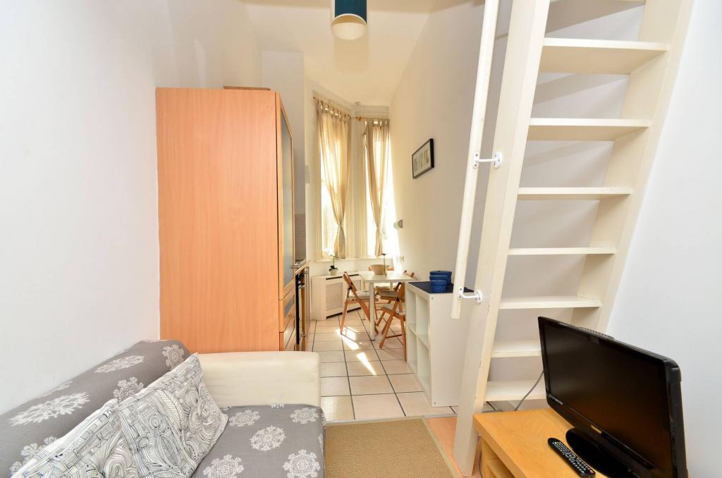 Flat Penywern Road in Greater London