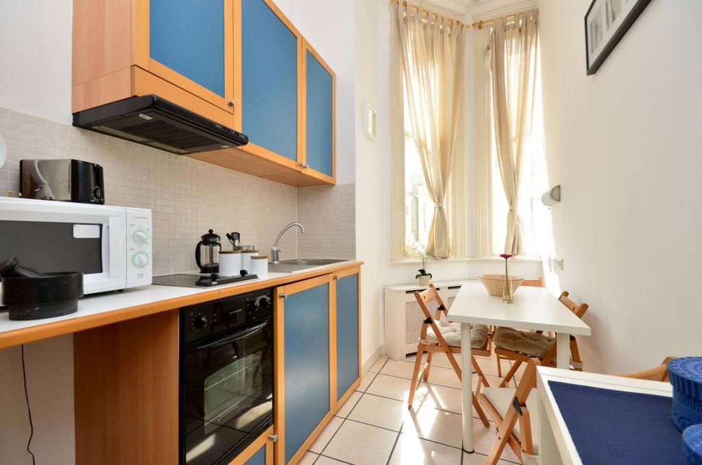Flat Penywern Road in Greater London