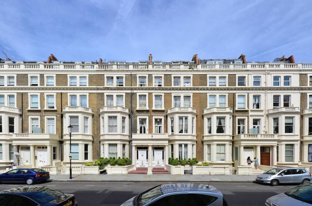 Flat Penywern Road in Greater London