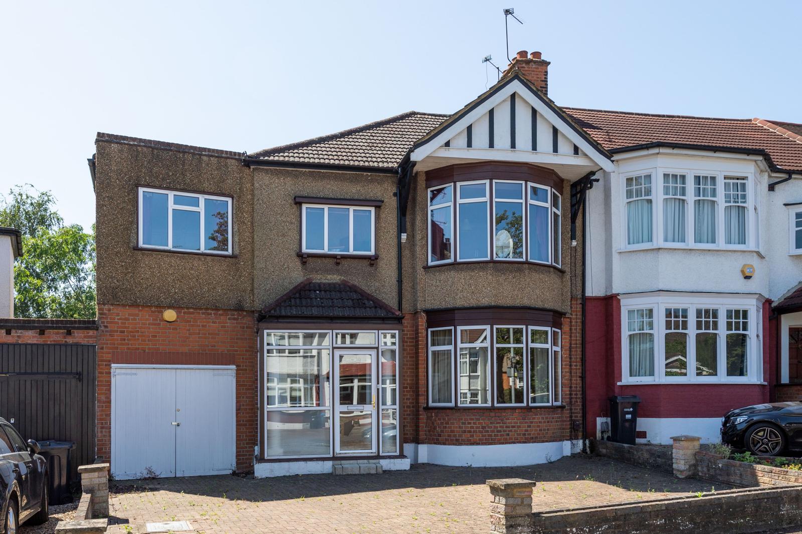 House Langley Crescent in Greater London