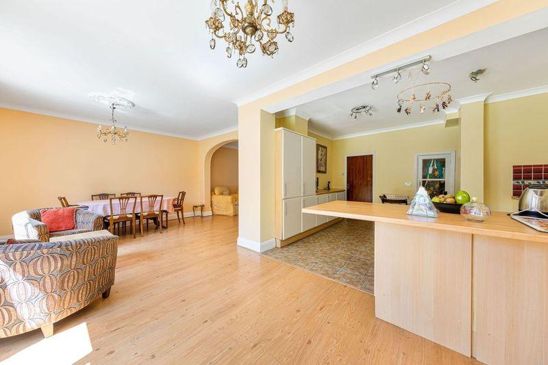 House Langley Crescent in Greater London