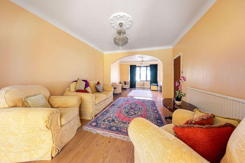 House Langley Crescent in Greater London