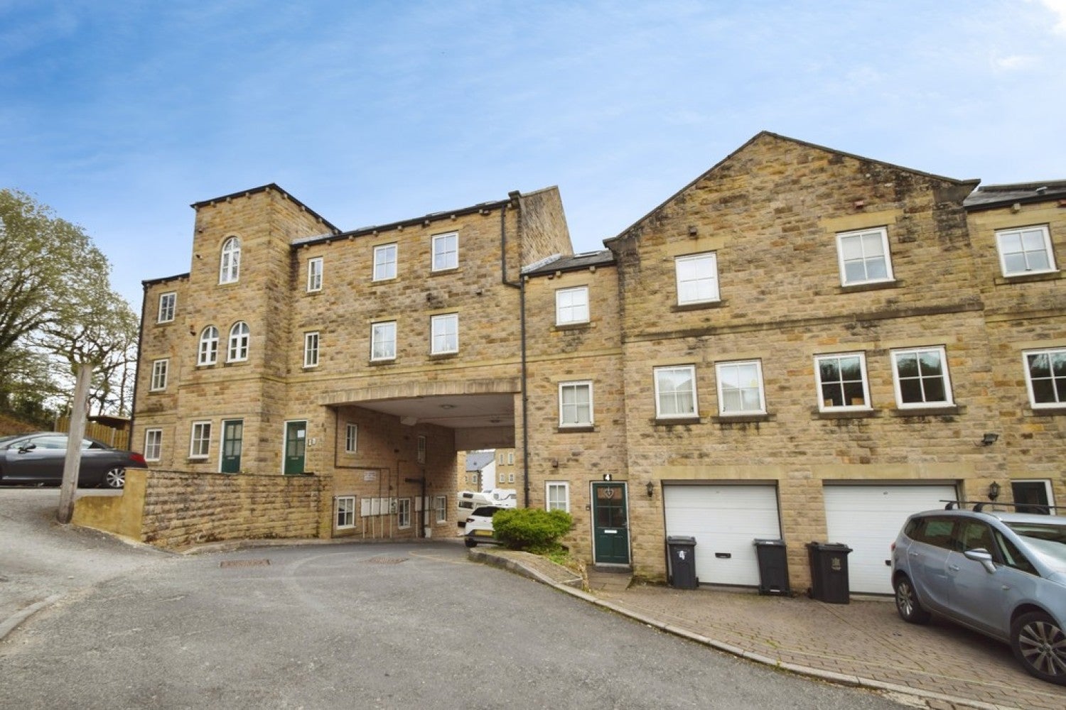 Flat Holme House Lane in Bradford