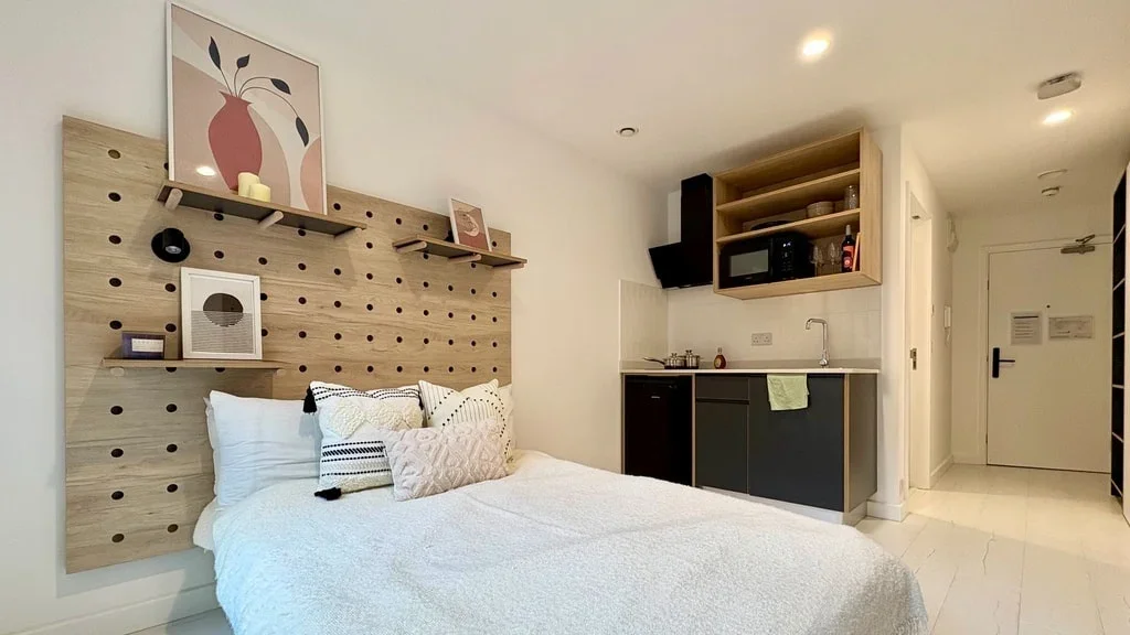 Flat Commercial Road in Greater London