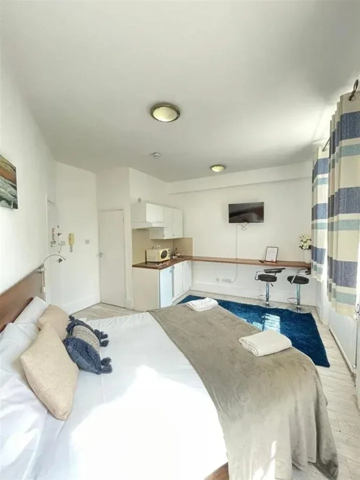 Flat Knaresborough Place in Greater London