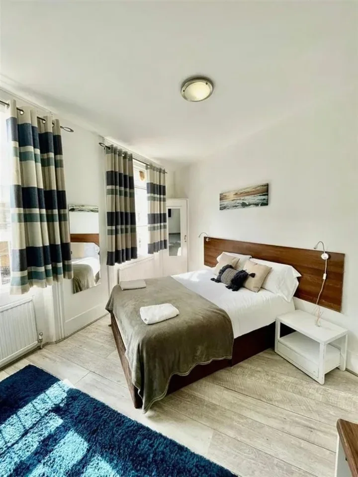 Flat Knaresborough Place in Greater London
