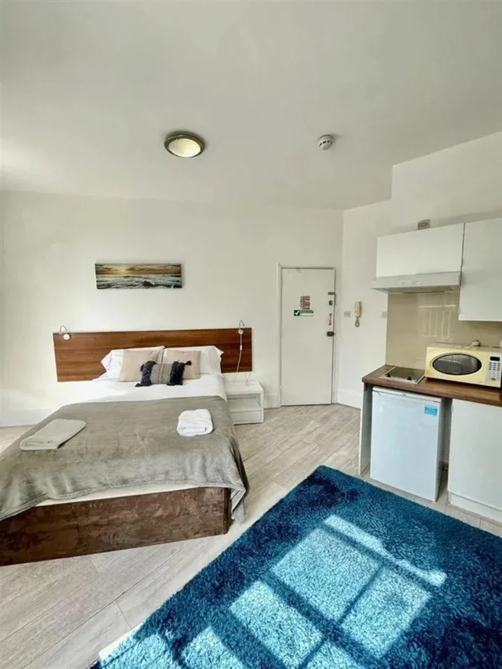 Flat Knaresborough Place in Greater London