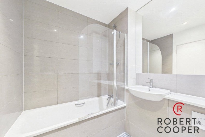 Flat Sandpiper Drive in Greater London