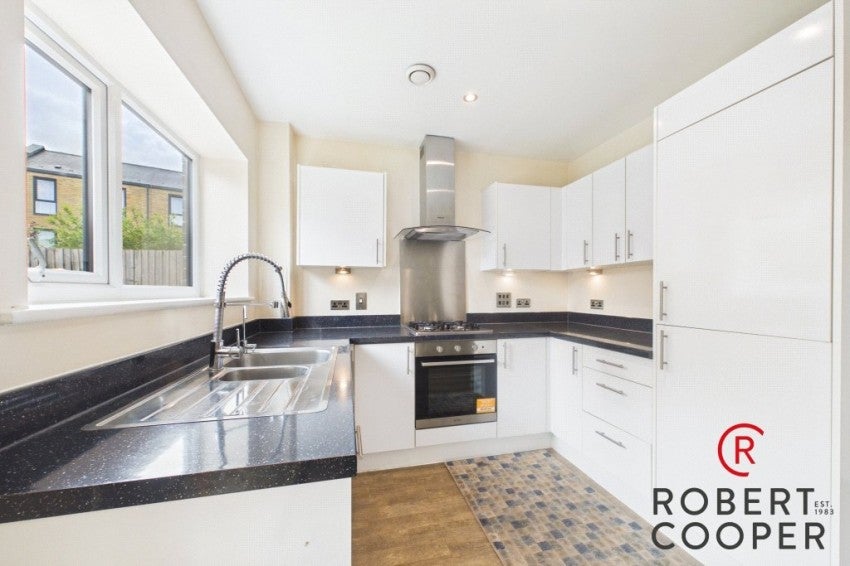 Flat Sandpiper Drive in Greater London