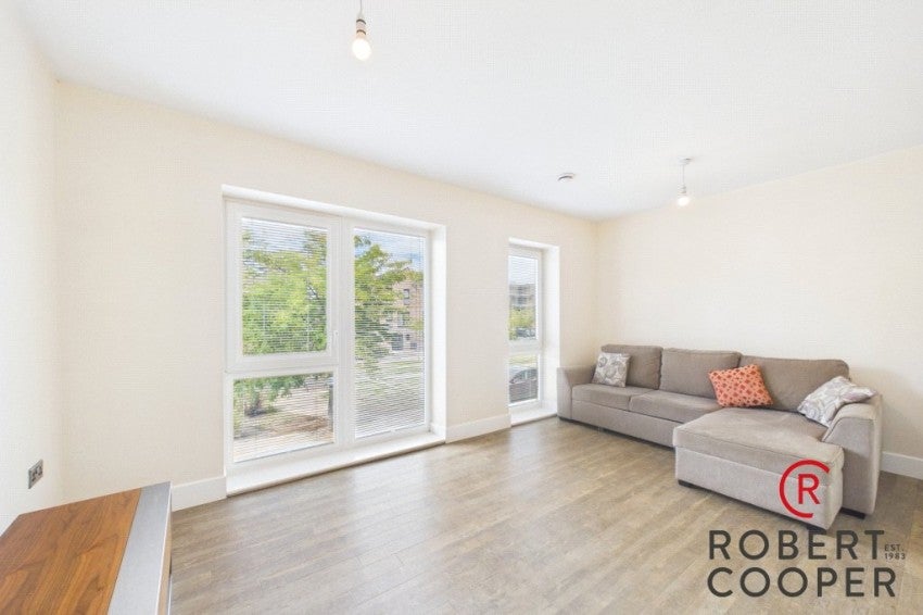 Flat Sandpiper Drive in Greater London