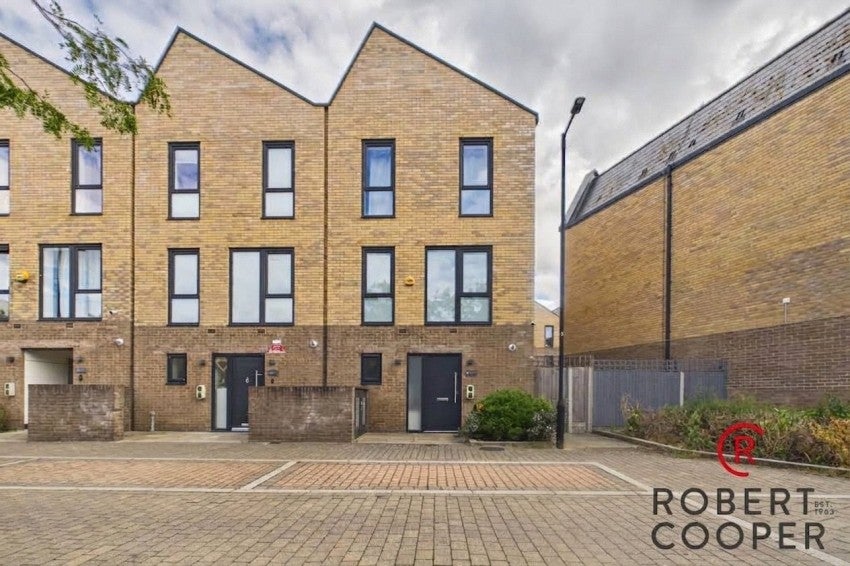 Flat Sandpiper Drive in Greater London