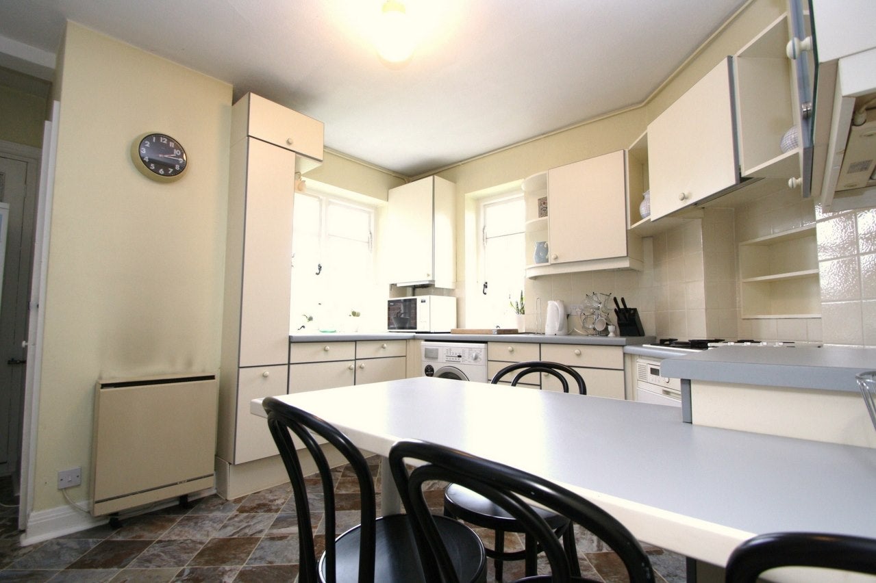 Flat Lyttelton Road in Greater London