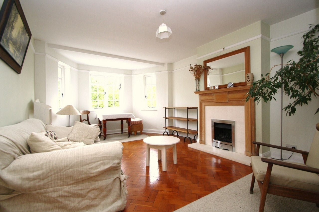 Flat Lyttelton Road in Greater London