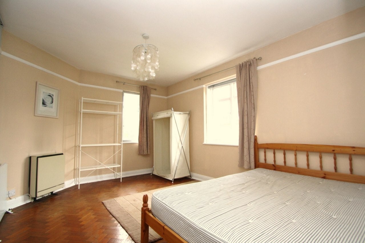 Flat Lyttelton Road in Greater London