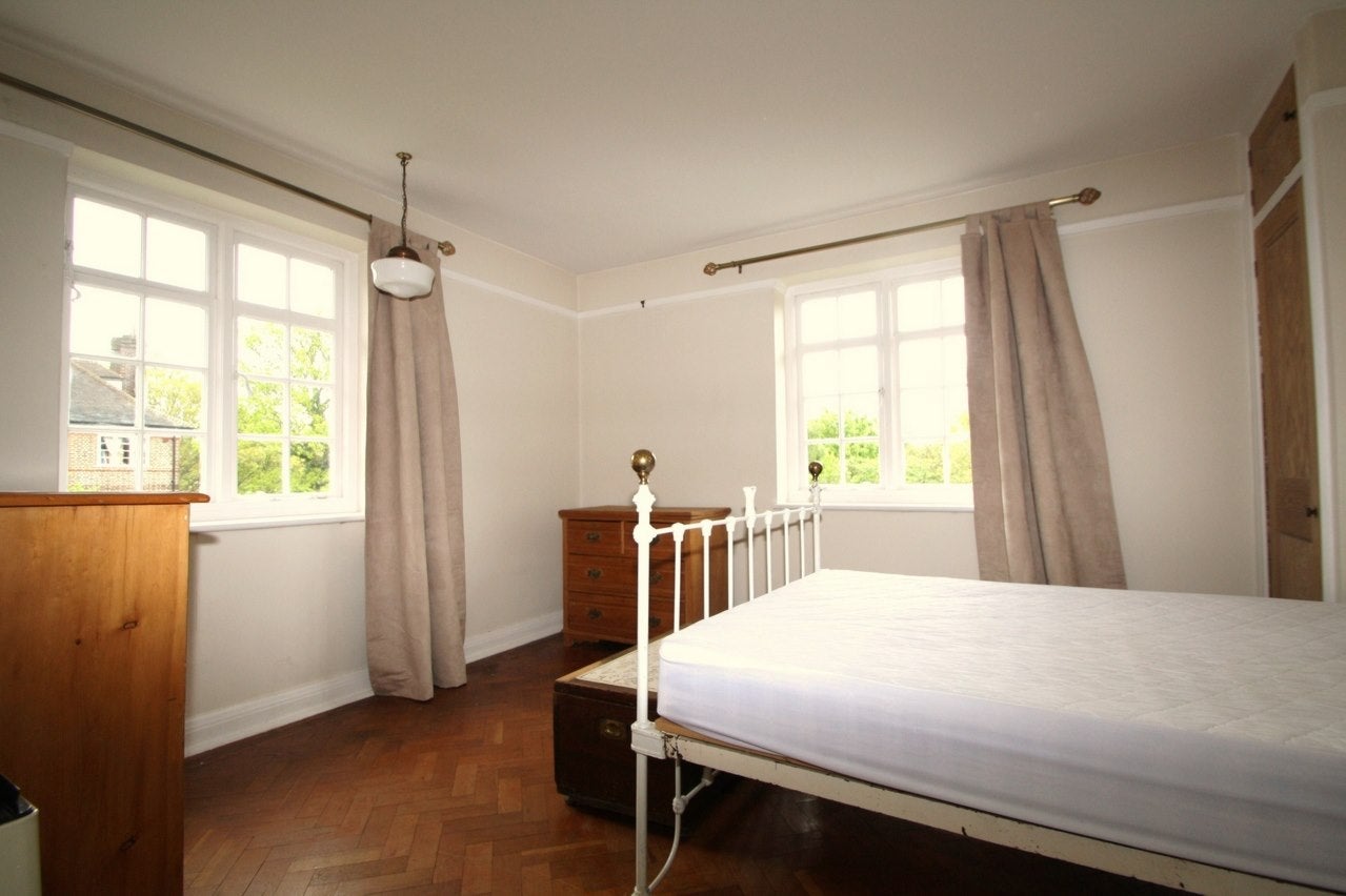 Flat Lyttelton Road in Greater London