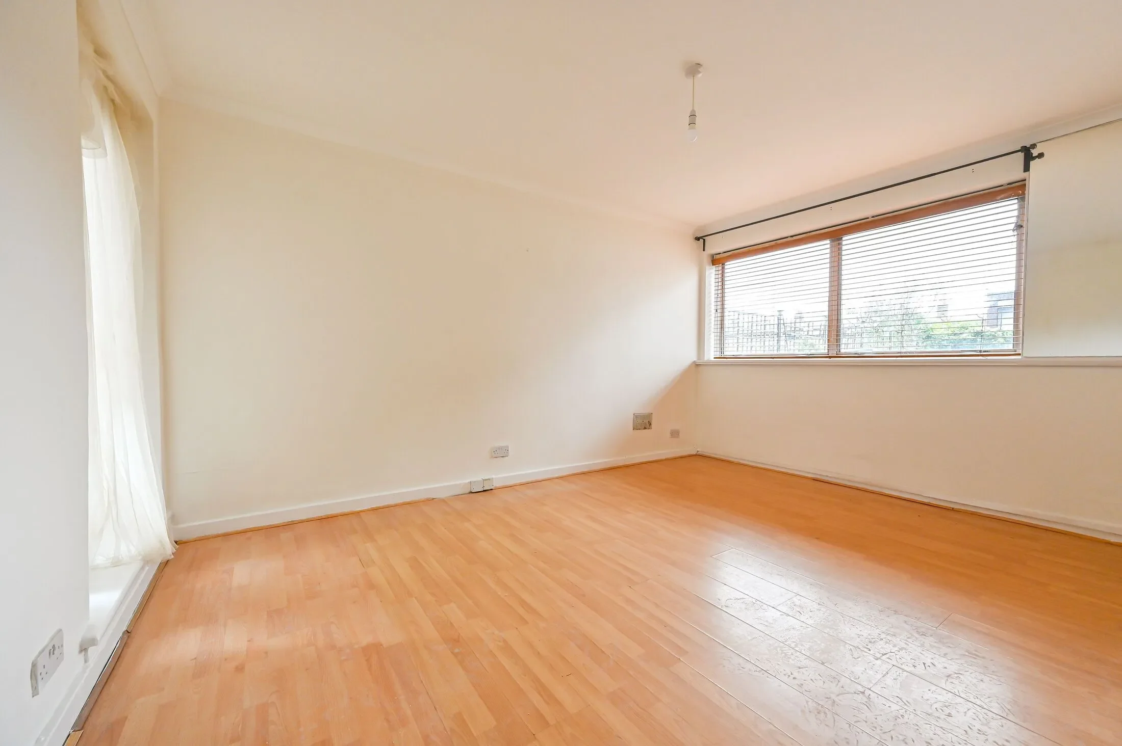 Flat Parkgate Road in Greater London