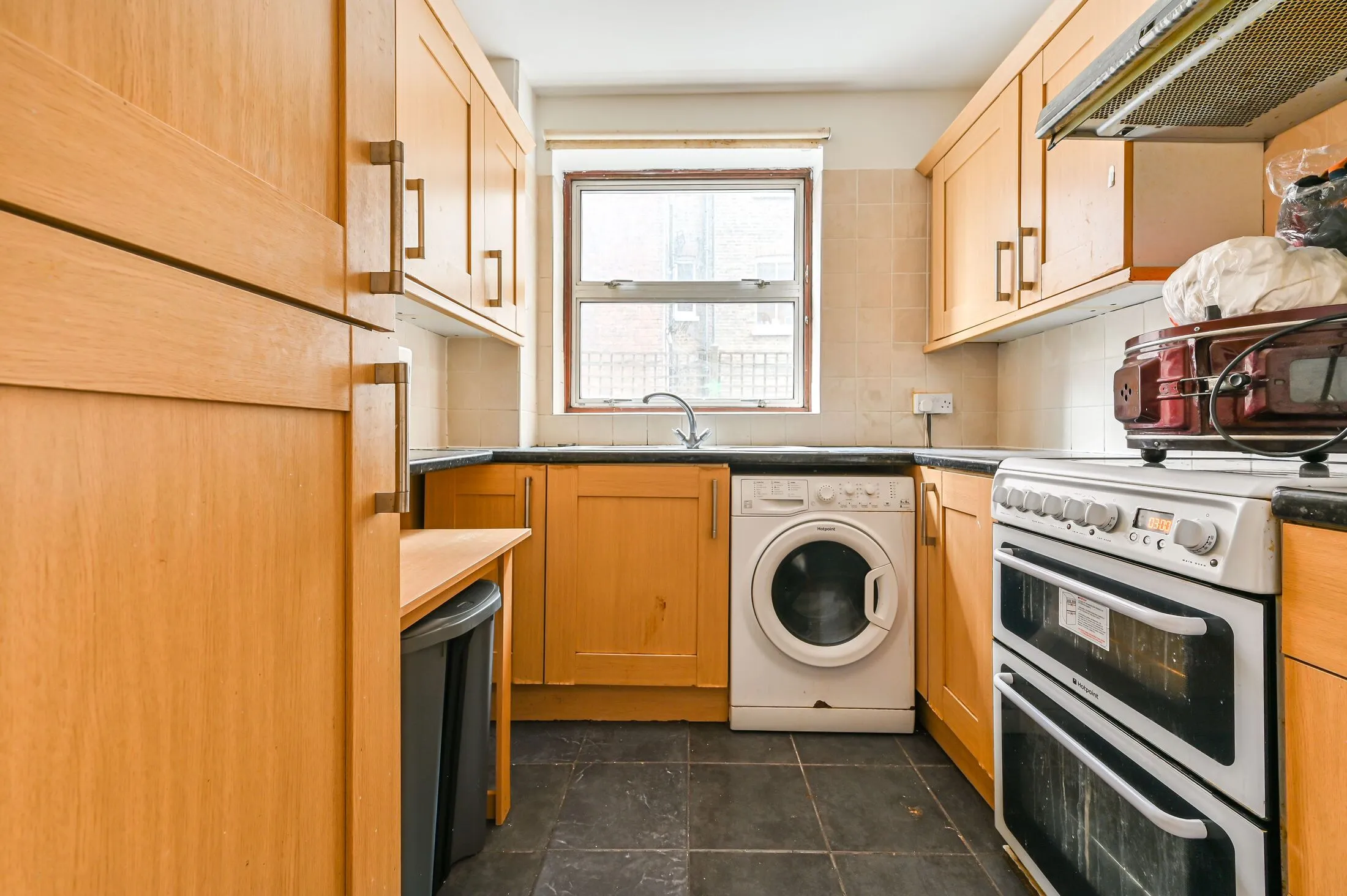 Flat Parkgate Road in Greater London