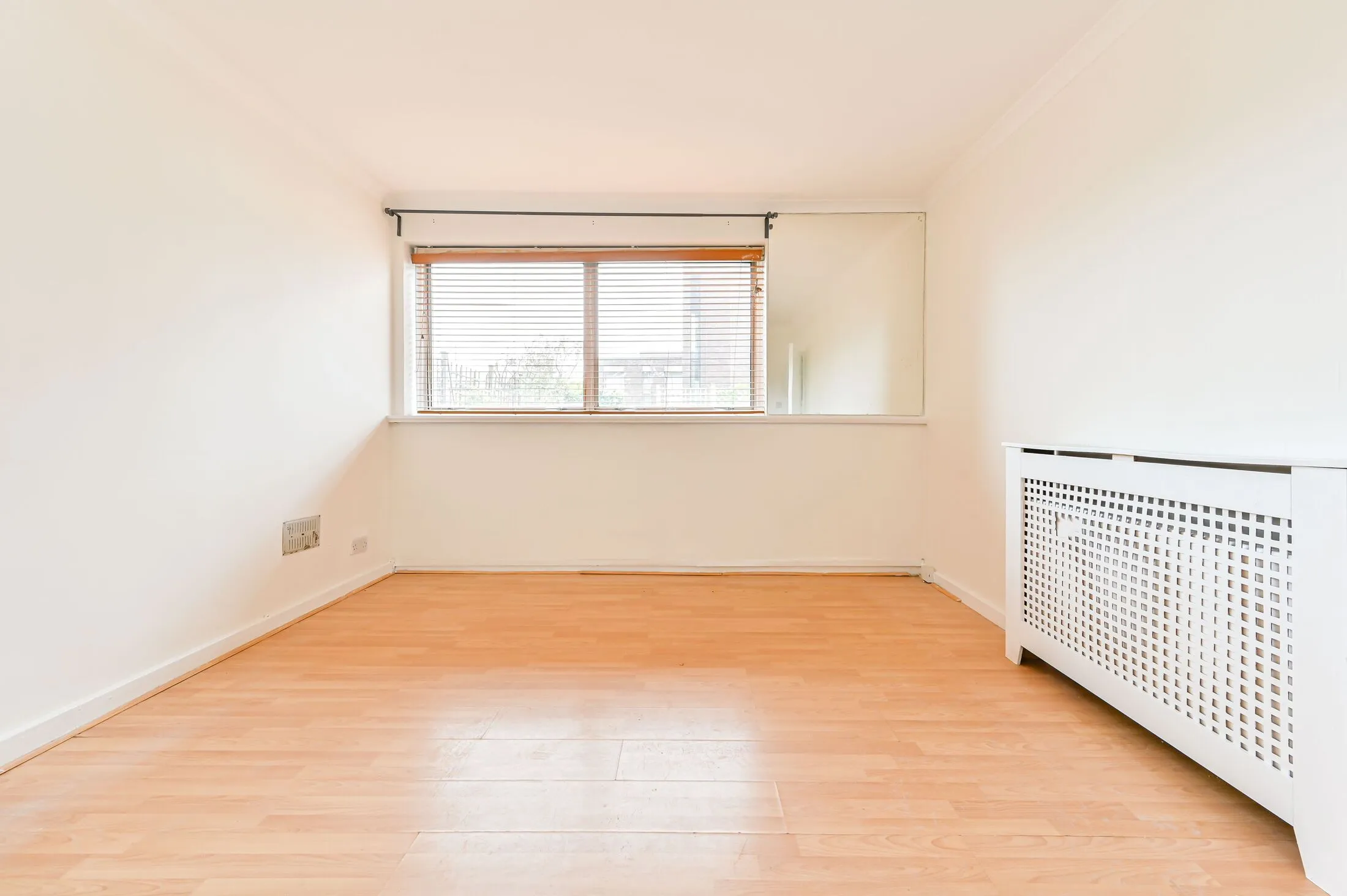 Flat Parkgate Road in Greater London