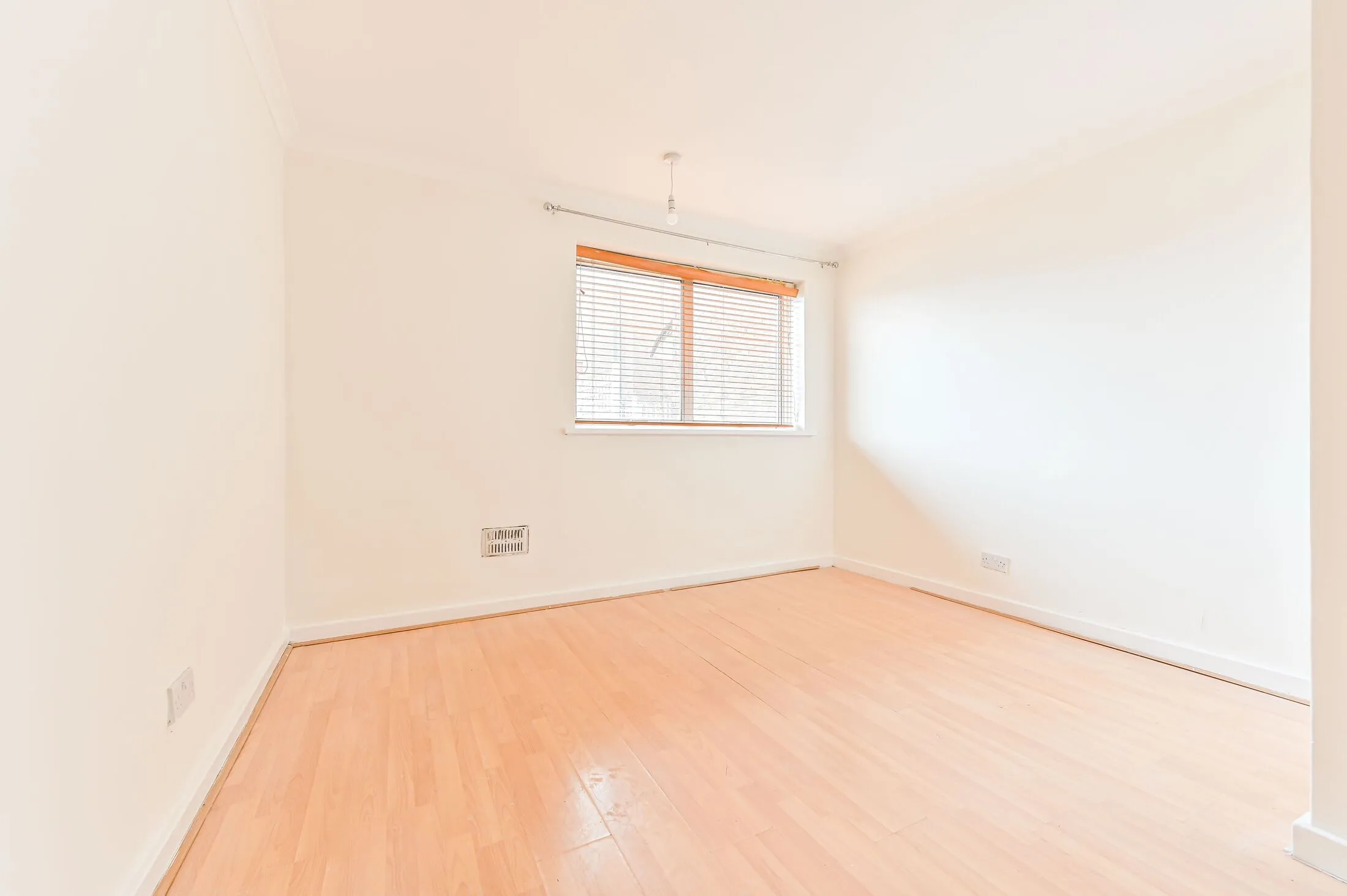 Flat Parkgate Road in Greater London