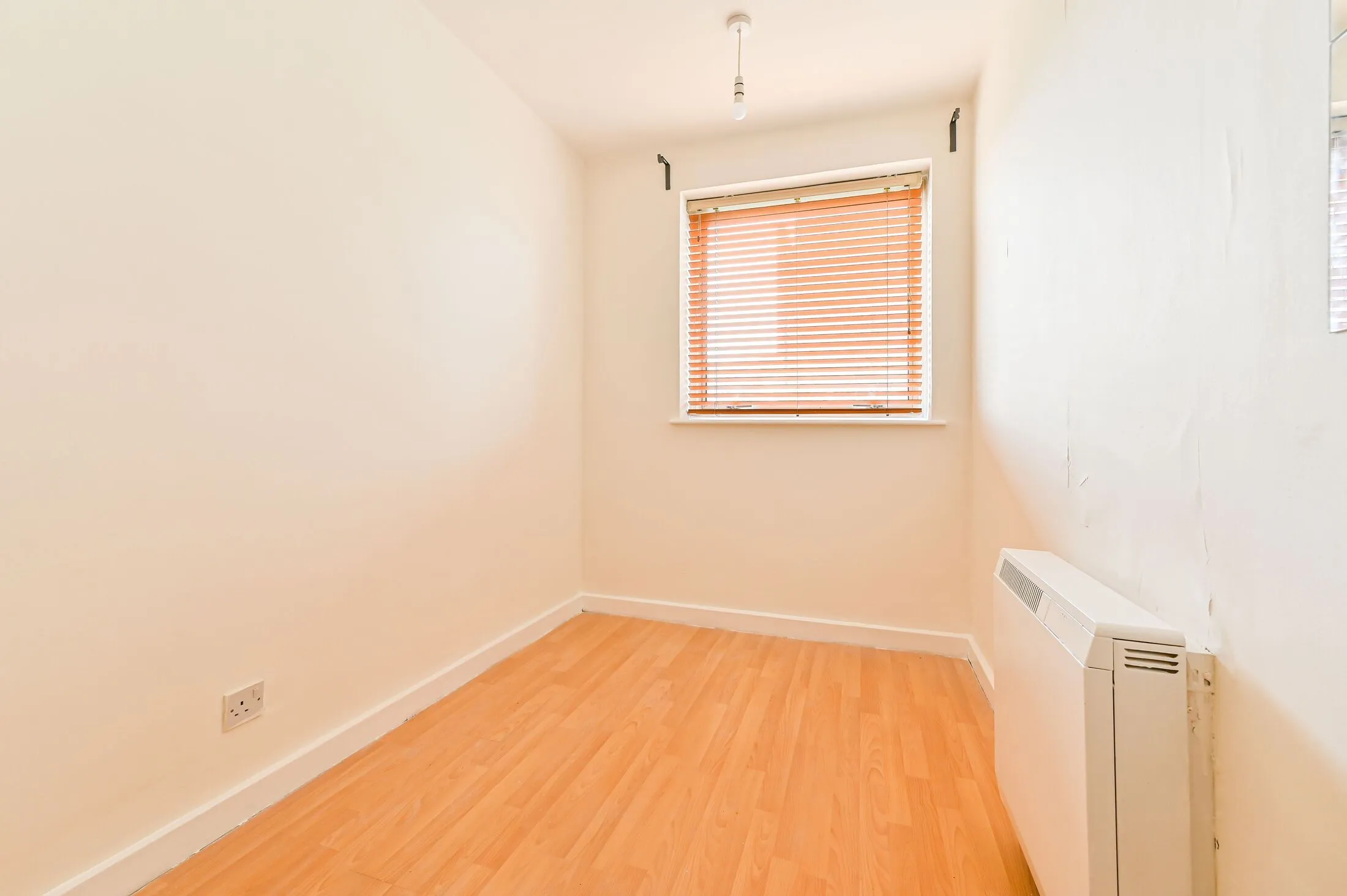 Flat Parkgate Road in Greater London