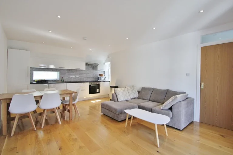 Flat Hammersmith Road in Greater London