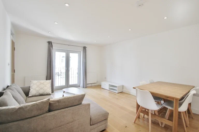 Flat Hammersmith Road in Greater London