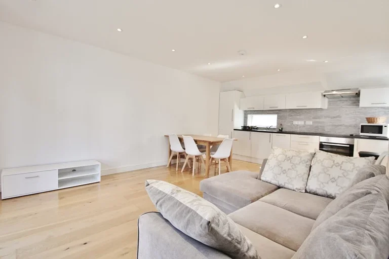 Flat Hammersmith Road in Greater London