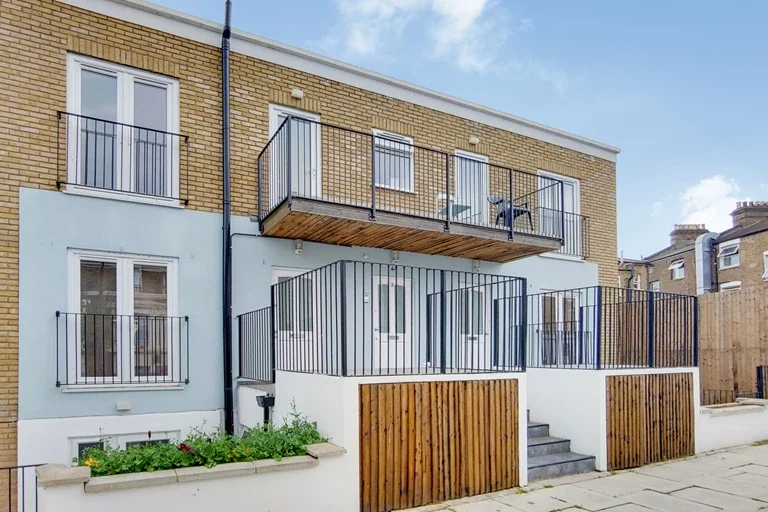 Flat Hammersmith Road in Greater London