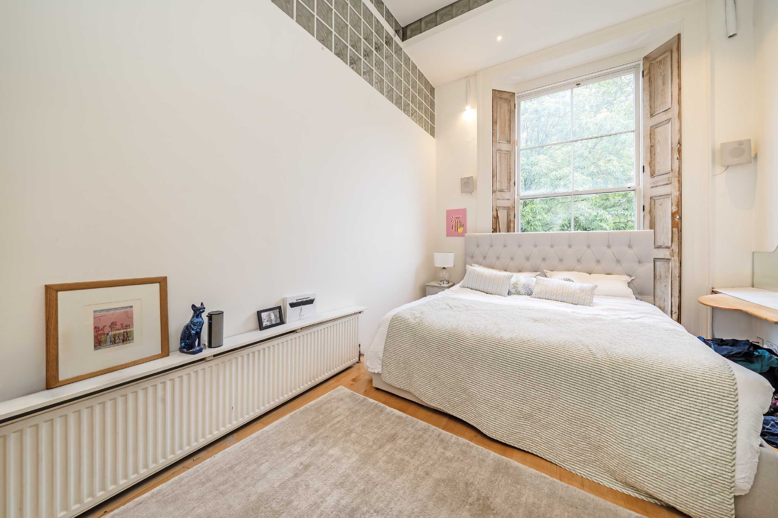 Flat Gloucester Gardens in City of Westminster